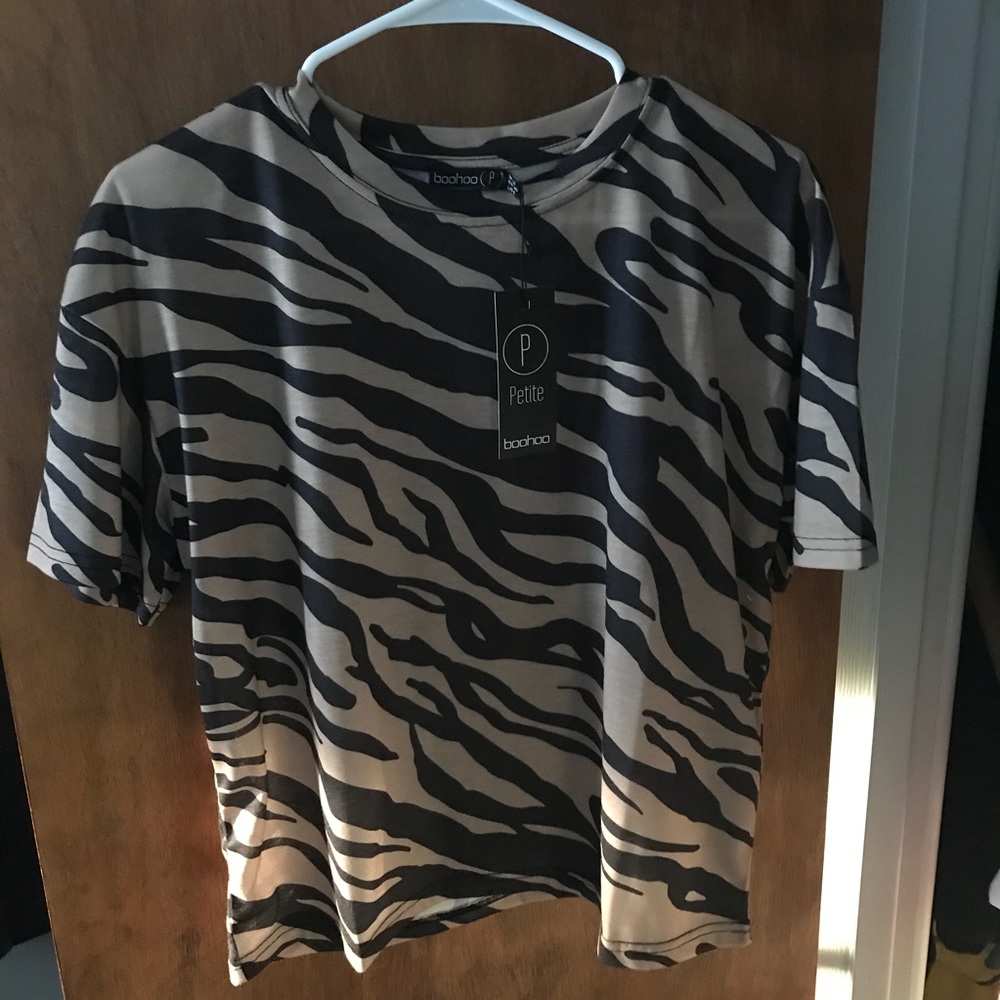 Boohoo Petite tiger print tshirt